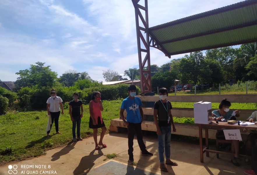Los estudiantes votan en Bellavista, Beni.