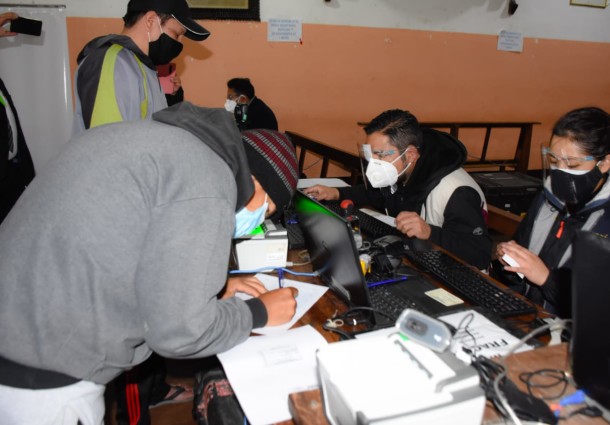 Serecí La Paz inicia emisión de certificados de nacimiento gratuitos y saneamiento documental en el penal de San Pedro