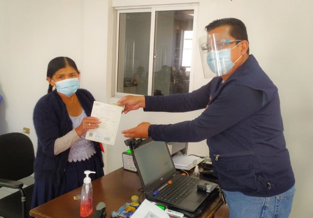 Serecí Cochabamba rinde homenaje a los adultos mayores en su día; emite certificados de nacimiento y realiza saneamiento documental