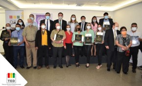 Vocales del TED Santa Cruz otorgan reconocimientos en el aniversario del departamento