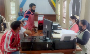 Campaña: pobladores de Quirusillas y Mineros, en Santa Cruz, reciben certificados gratuitos y saneamiento documental