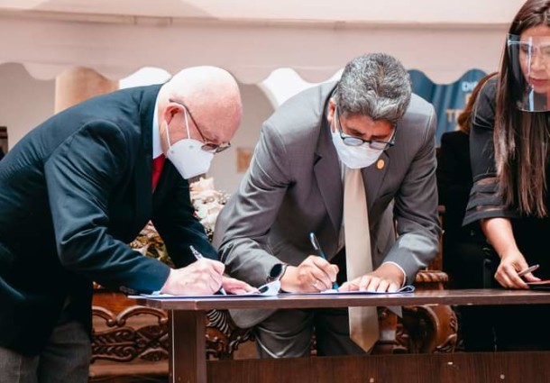 El TSE y la USFX suscriben un convenio para el posgrado Diplomado en Derecho Electoral