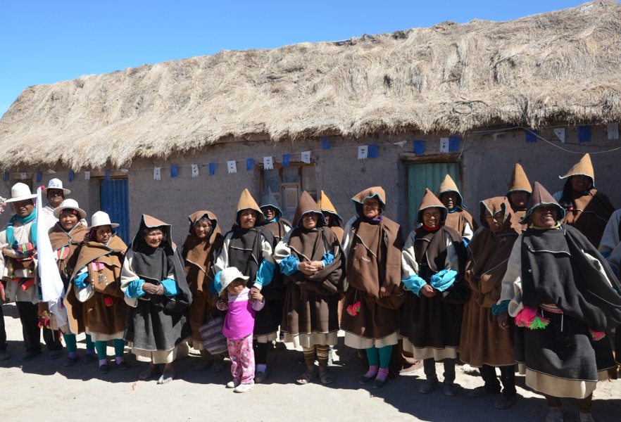 Kespi acompañada por su familia, amigos y vecinos del Ayllu Wistrullani