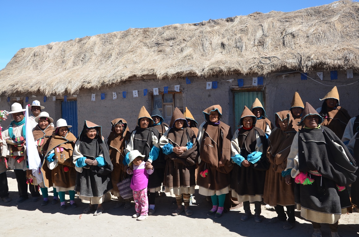 Kespi acompañada por su familia, amigos y vecinos del Ayllu Wistrullani