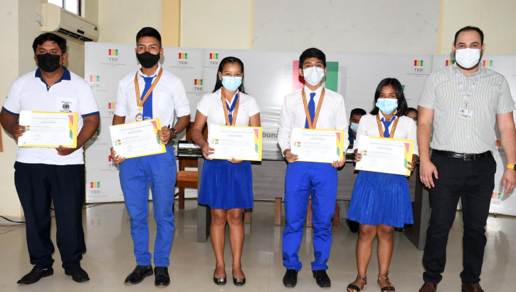 U. E. Simón Bolivar que ganó el primer lugar en Pando y logró el 3er. lugar a nivel nacional