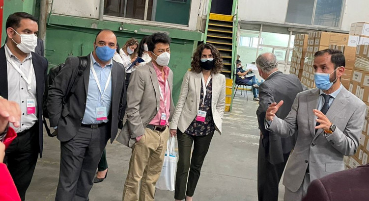 vocal del TSE Francisco Vargas, Vocal del TED Tarija Gsutavo Ávila junto a funcionario