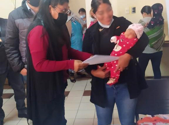 Dos recintos penitenciarios de La Paz reciben la visita del Serecí y se benefician con servicios registrales gracias a las gestiones del TSE