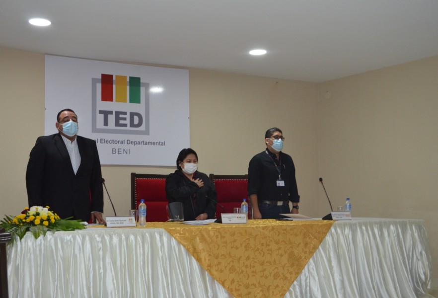 Entonando el himno Beni