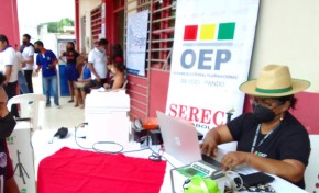 Cobija: Serecí moviliza brigada para realizar una campaña de certificación, saneamiento y empadronamiento en el colegio Simón Bolívar