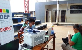 Pando: Vecinos y estudiantes del barrio Perla del Acre se favorecen con campaña registral y empadronamiento biométrico