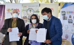 El TSE firma convenio con la Universidad Guaraní y entrega plaqueta destacando al líder “Apiaguaiki Tupa”