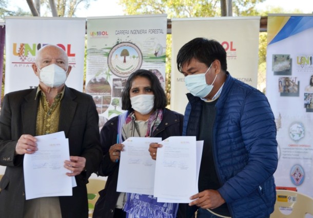 El TSE firma convenio con la Universidad Guaraní y entrega plaqueta destacando al líder “Apiaguaiki Tupa”