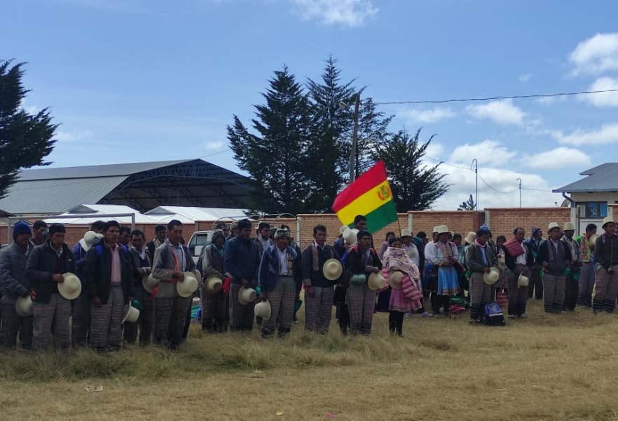 RAQAYPAMPA SUBCENTRAL SANTIAGO ENTONAN EL HIMNO NACIONAL