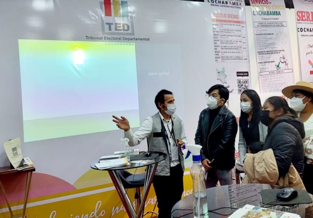 El TED Cochabamba y Serecí ofrecen servicios e información a los visitantes de la FIC 2022