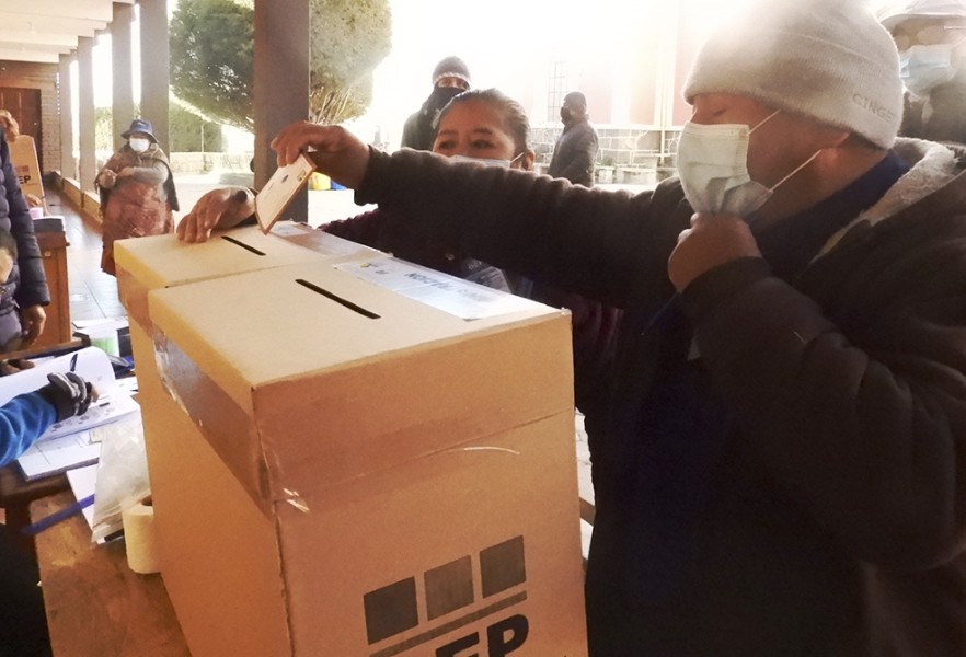 asociado emite su voto