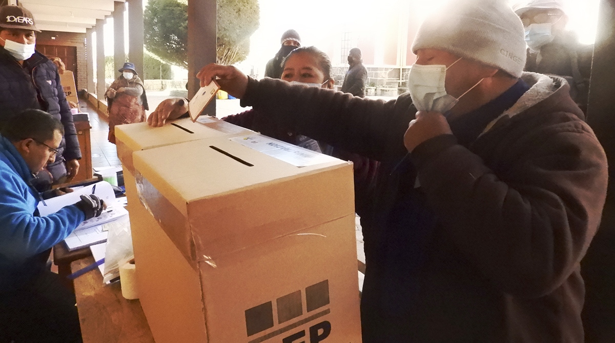 asociado emite su voto