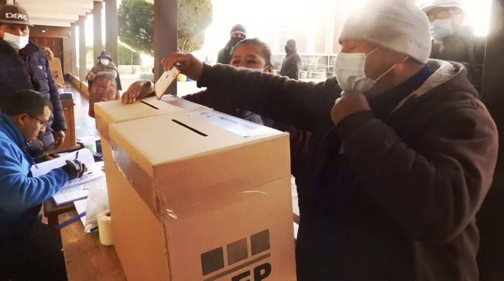 asociado emite su voto