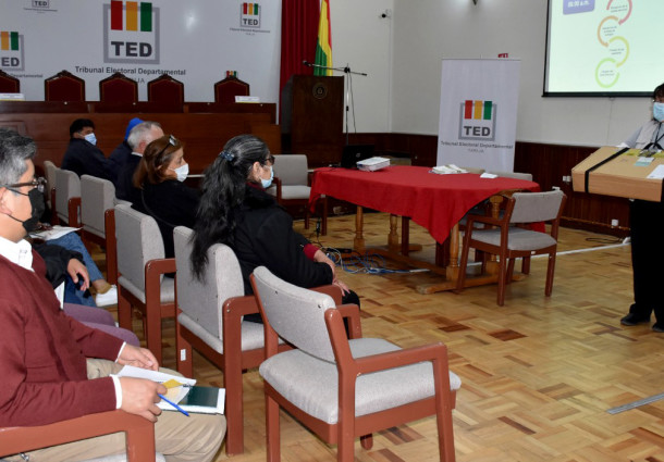 El TED Tarija capacita a jurados que administrarán las elecciones de Cosett RL