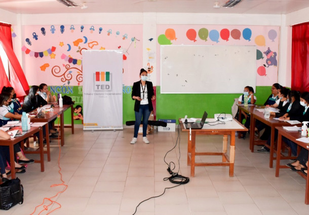 El TED Tarija capacita sobre democracia intercultural a estudiantes de la Unidad Académica Gran Chaco