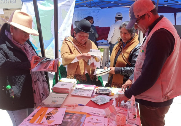 El TED La Paz llevó adelante la feria Octubre, mes de las democracias en el municipio de Sica Sica
