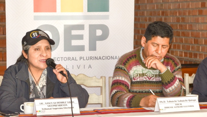 Presidenta a. i. TSE Nancy Gutierrez y vocal Tahuichi Tahuichi