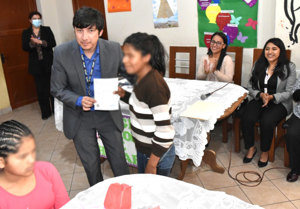 Serecí entrega 18 certificados de nacimiento a casas de acogida del Sedeges Chuquisaca