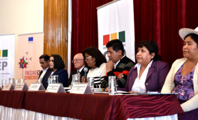 Presidente del TSE suscribió dos convenios marco con representantes de la  Coordinadora de la Mujer y ACOBOL