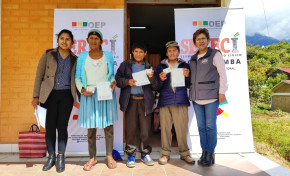 Tres adultos mayores reciben su primer certificado de nacimiento del Serecí Cochabamba