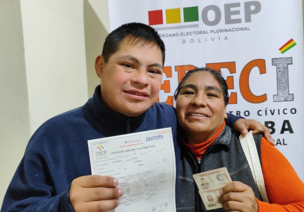 Serecí Cochabamba entrega 150 certificados de nacimiento a personas con discapacidad para que accedan a libretas de servicio militar