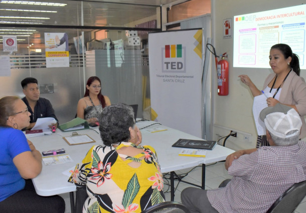 TED Santa Cruz capacita a 74 personas de comités electorales, jurados y candidatos de cooperativas de servicios públicos