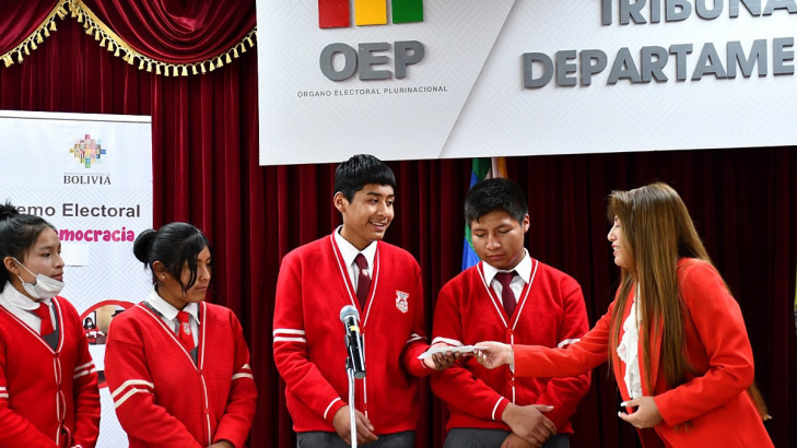 Entrega del premio económico por la presidente del TED Oruro Zelma López Mamani