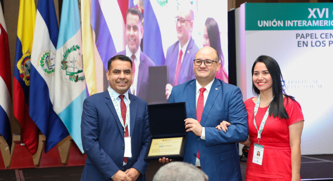 VICEPDTE TSE F. VARGAS Y VOCAL YAJAIRA SAN MARTIN