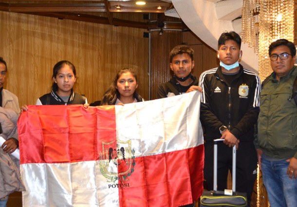 Llega a La Paz la UE Collana Tuica de Pocoata tras haber viajado 12 horas y sobresalir entre 311 colegios de Potosí