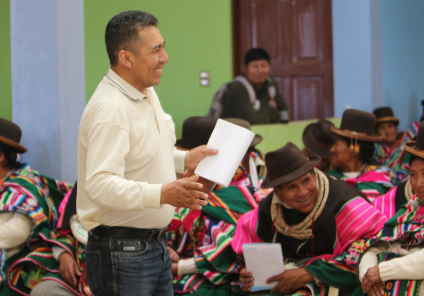 Autoridades de Corque reciben información sobre creación de asientos y recintos electorales por el TED Oruro