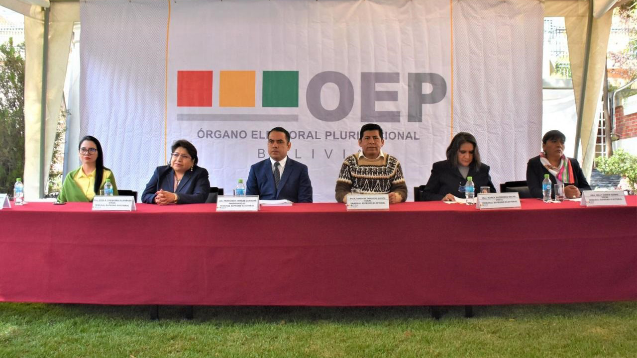 Presidente en ejercicio y vocales del TSE 1