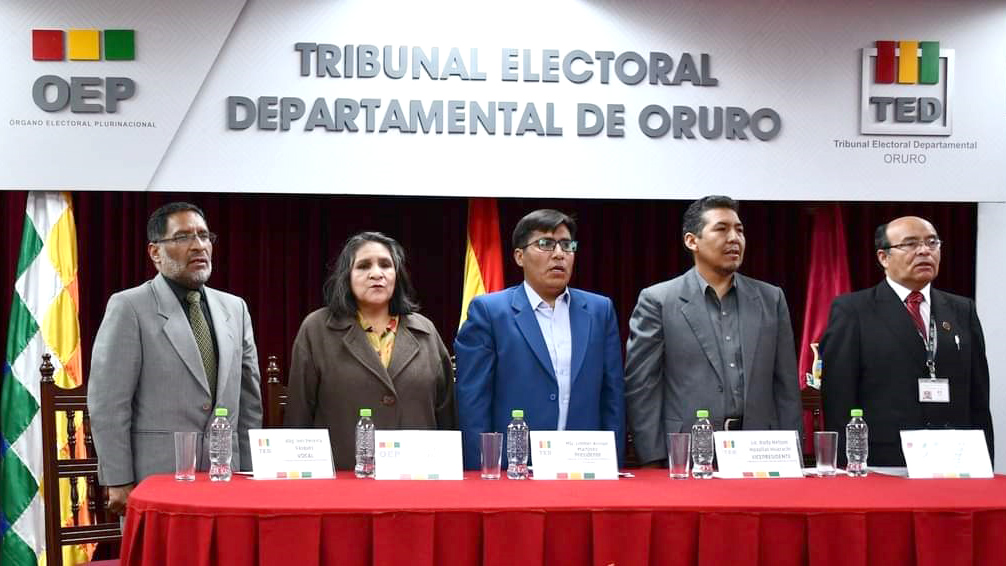 VOCAL DEL TSE NANCY GUTIERREZ JUNTO AL PDTE TED ORURO LIMBER ARROYO Y VOCALES