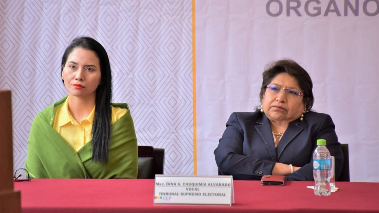 Vocales del TSE Yajaira San Martin y Dina Chuquimia 3