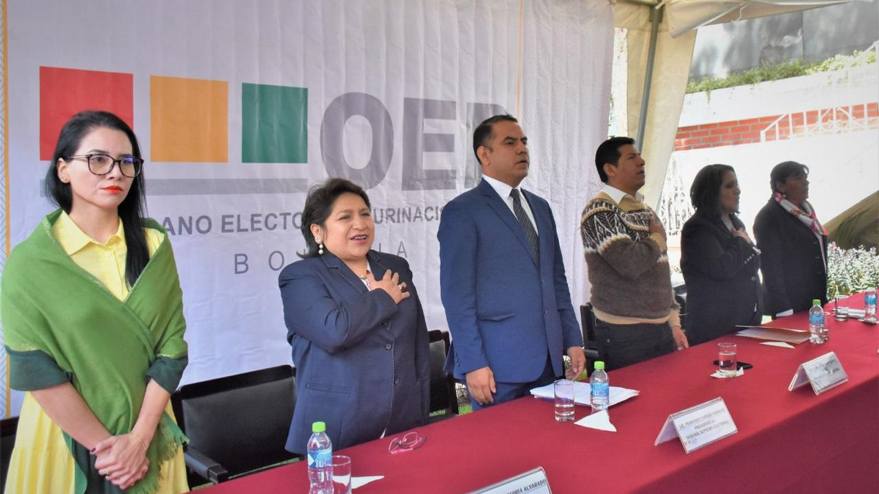 Vocales entoanndo el himno nacional 4 01 24