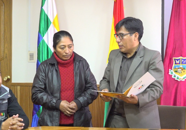 El TED Oruro entrega credencial de autoridad titular a concejala de Escara