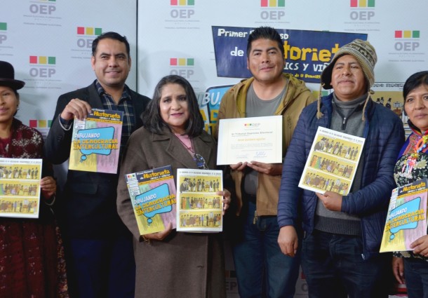 El TSE reconoce a René Quisbert por su participación en el concurso de historieta comics y viñetas sobre la democracia intercultural.