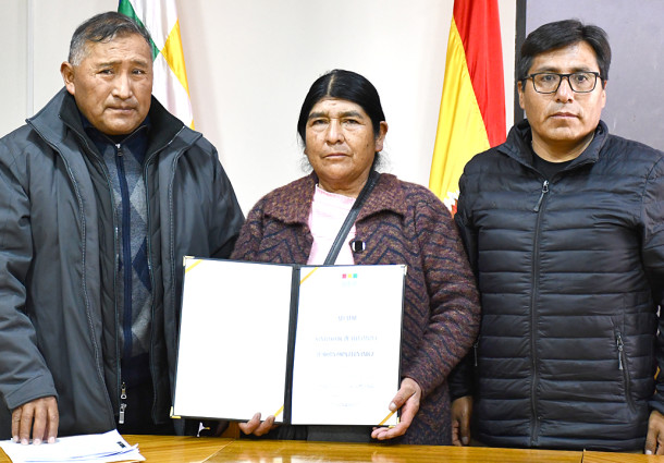 TED Oruro entrega credencial a la nueva Alcaldesa del municipio de Santiago de Huayllamarca