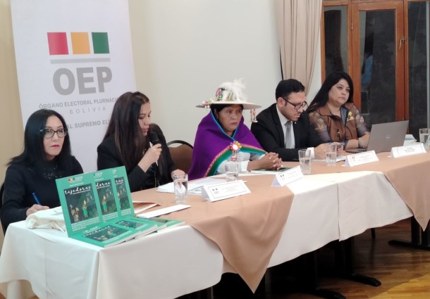 El TSE presenta en Sucre la quinta edición de la revista Tejedoras