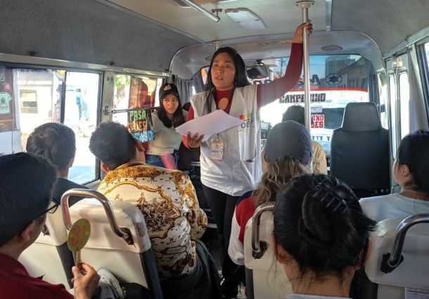Sifde Tarija acompaña el recorrido del “vota bus” para promover el voto informado entre jóvenes