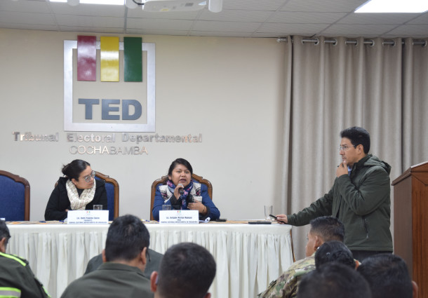 Refuerzan el blindaje electoral: TED Cochabamba capacita a policías y militares para garantizar la seguridad del proceso electoral