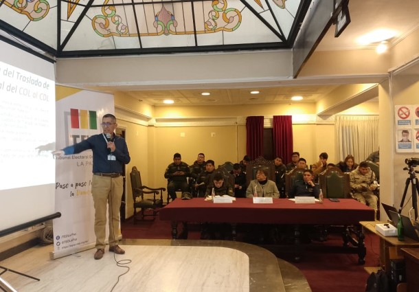 Tribunal Electoral Departamental de La Paz capacita a policías y militares en el manejo seguro del material electoral