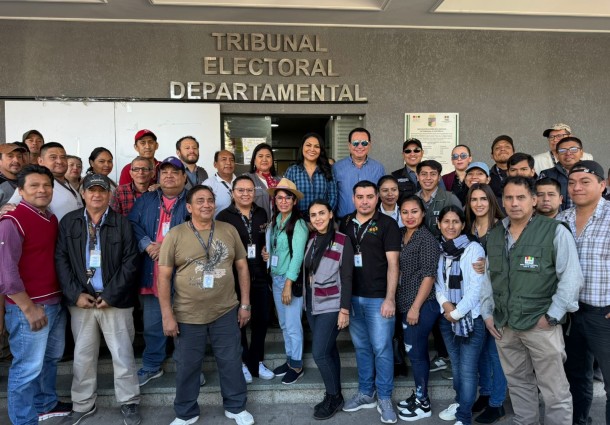TED Santa Cruz: coordinadores de Geografía Electoral entregan memorandos de designación a notarios electorales