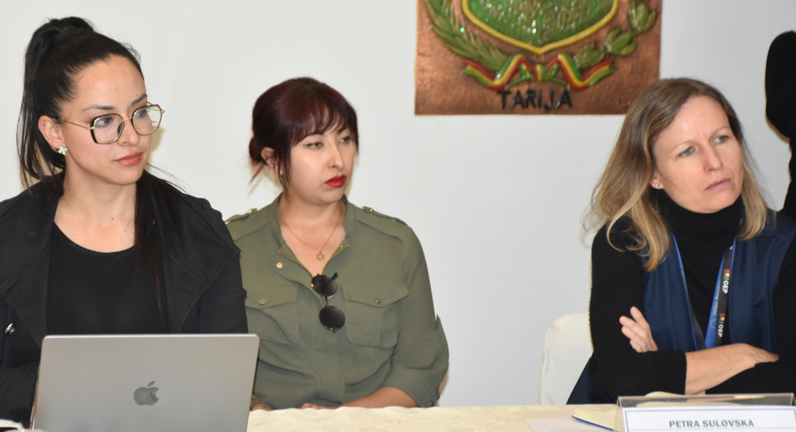 d9ccdc35-c52e-442d-a48b-b199787fba3b