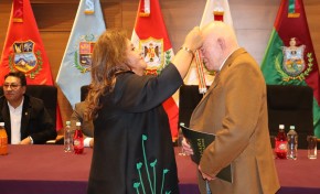 Óscar Hassenteufel recibe el galardón Illimani Majestuoso del Bicentenario, en reconocimiento a su compromiso con la democracia