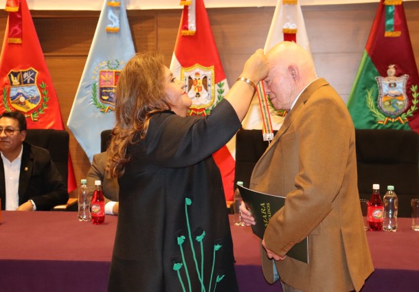 Óscar Hassenteufel recibe el galardón Illimani Majestuoso del Bicentenario, en reconocimiento a su compromiso con la democracia