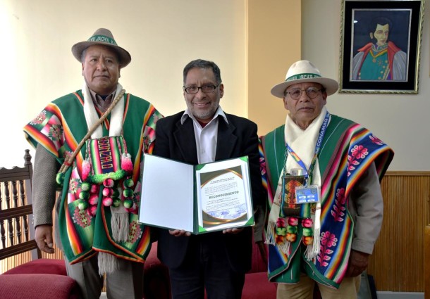 Jacha Karangas distingue al presidente del TED Oruro por su compromiso con la democracia